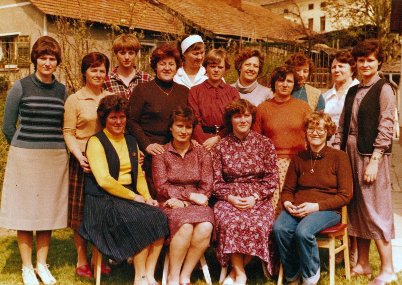 Kolektiv vrtca Dravograd na prehodu v osemdeseta.