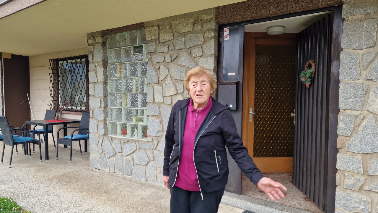 Nada kljub svojim 88 letom še vedno ohranja fizično kondicijo s telovadbo in živi v svoji hiši na začetku Podgrada.