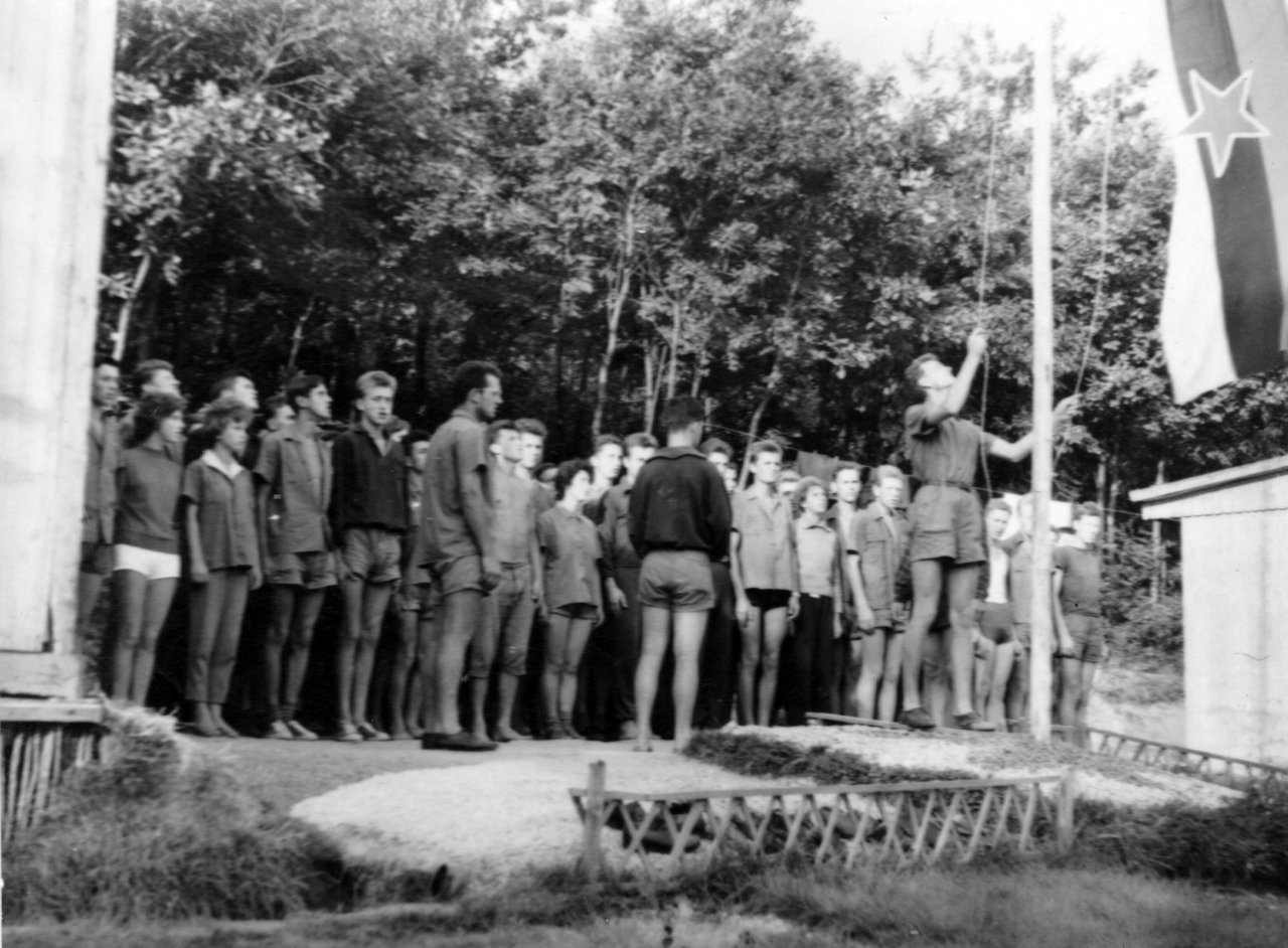 Dviganje zastave v delovni brigadi Beli breg v Srbiji 
12. avgusta 1960.