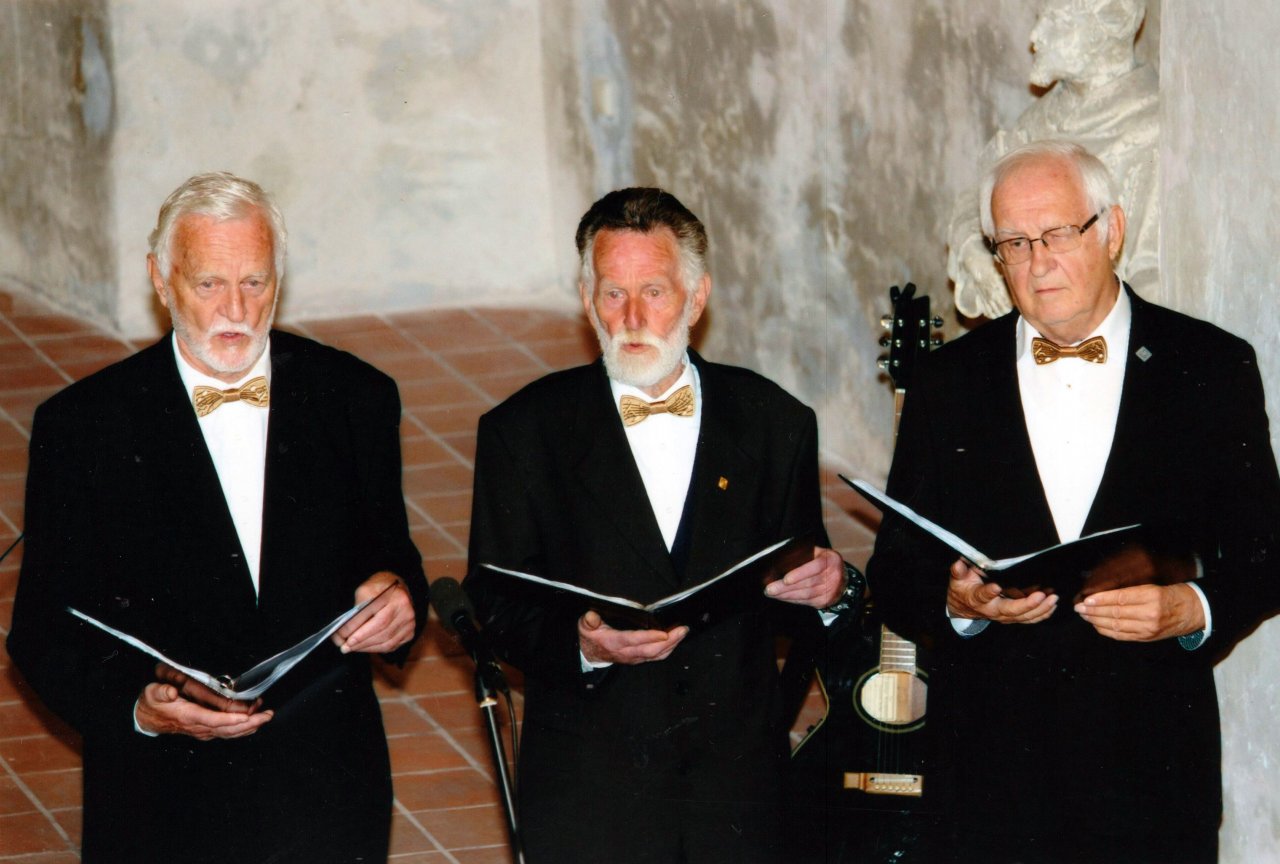 Vse od otroštva rad poje in je sodeloval v številnih zborih. Danes je najstarejši pevec v občini. Ob njem brat Peter in še enga glasbena legenda, Marjan Popič Ožbi.