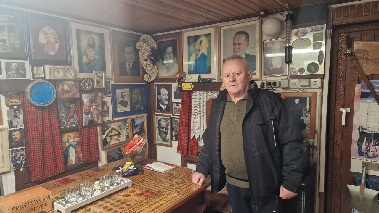 Iz zelišč, ki jih nabira v toplejšem delu leta, pripravlja različne zdravilne 
kapljice, tinkture in še marsikaj.