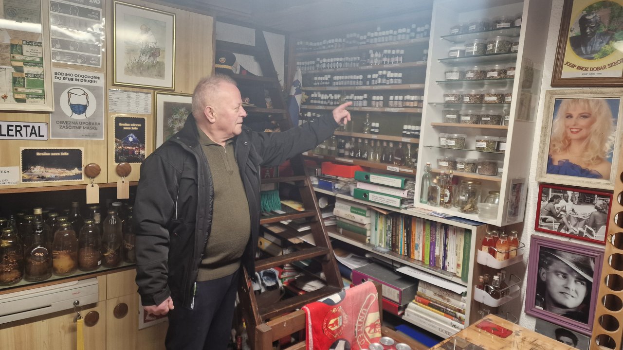 Iz zelišč, ki jih nabira v toplejšem delu leta, pripravlja različne zdravilne 
kapljice, tinkture in še marsikaj.