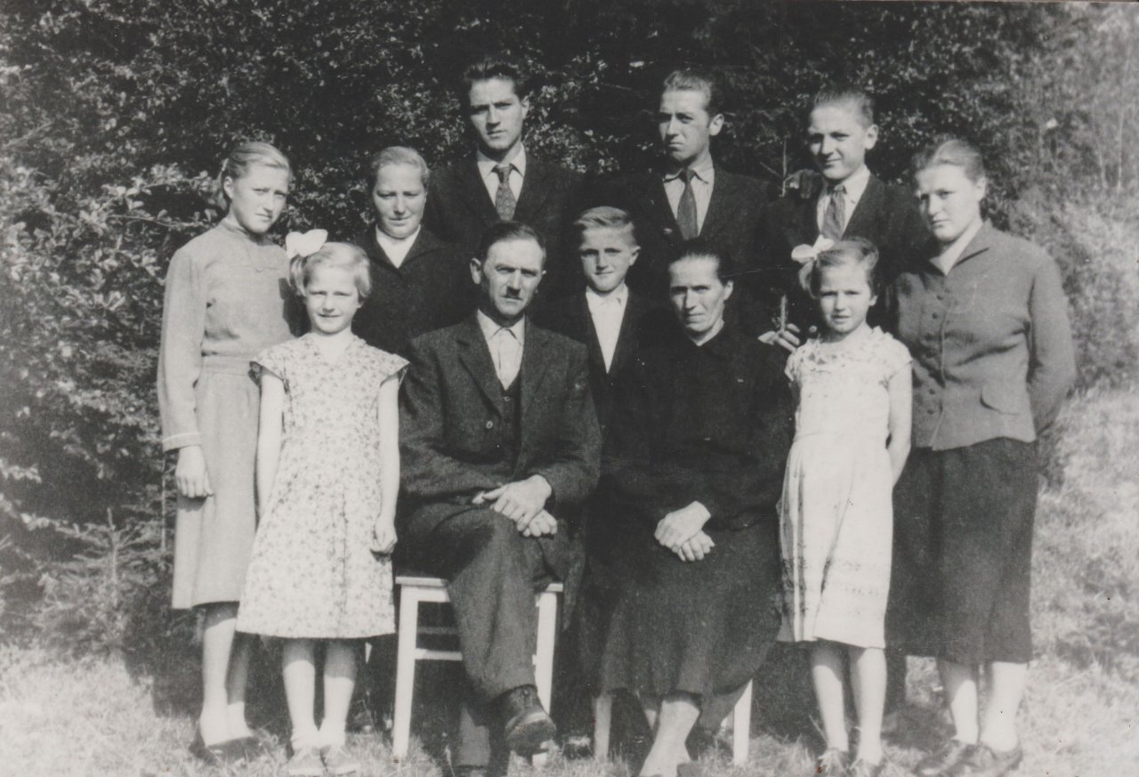  Odhod brata Tonija k vojakom leta 1957 je bila ena redkih priložnosti, ko se je družina fotografirala.
