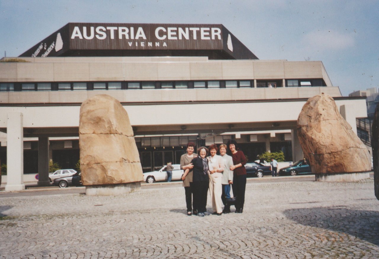 Leta 2002 se je udeležila svetovnega kongresa babic na Dunaju.