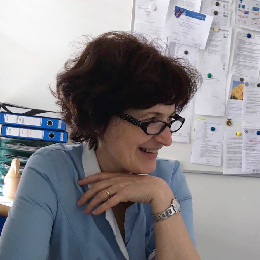 Vsa leta je delala kot medicinska sestra.
