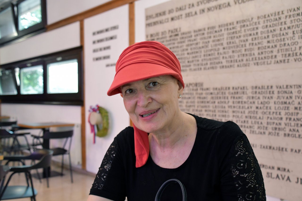 Irena  je zares prijetna sogovornica, pozitivno gleda na vse in čeprav se že dolgo časa poznava, sva se zdaj prvič srečala v živo. Njeno razmišljanje o svetu in nas samih je zares impresivno.