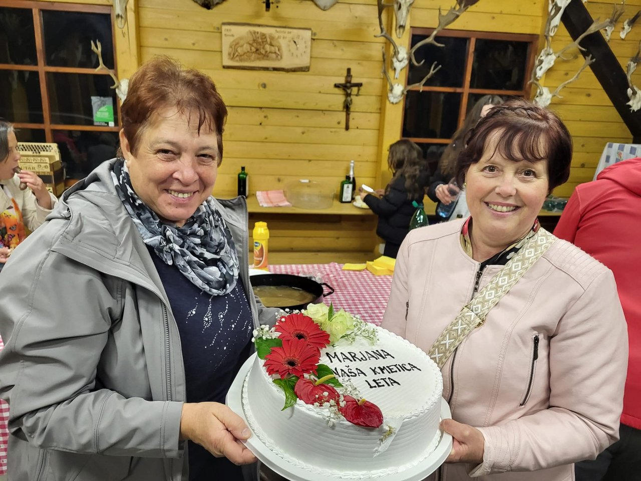 Kmetica leta 2024 Marijana Kogelnik s kmetijsko svetovalko Bernardo Javornik.