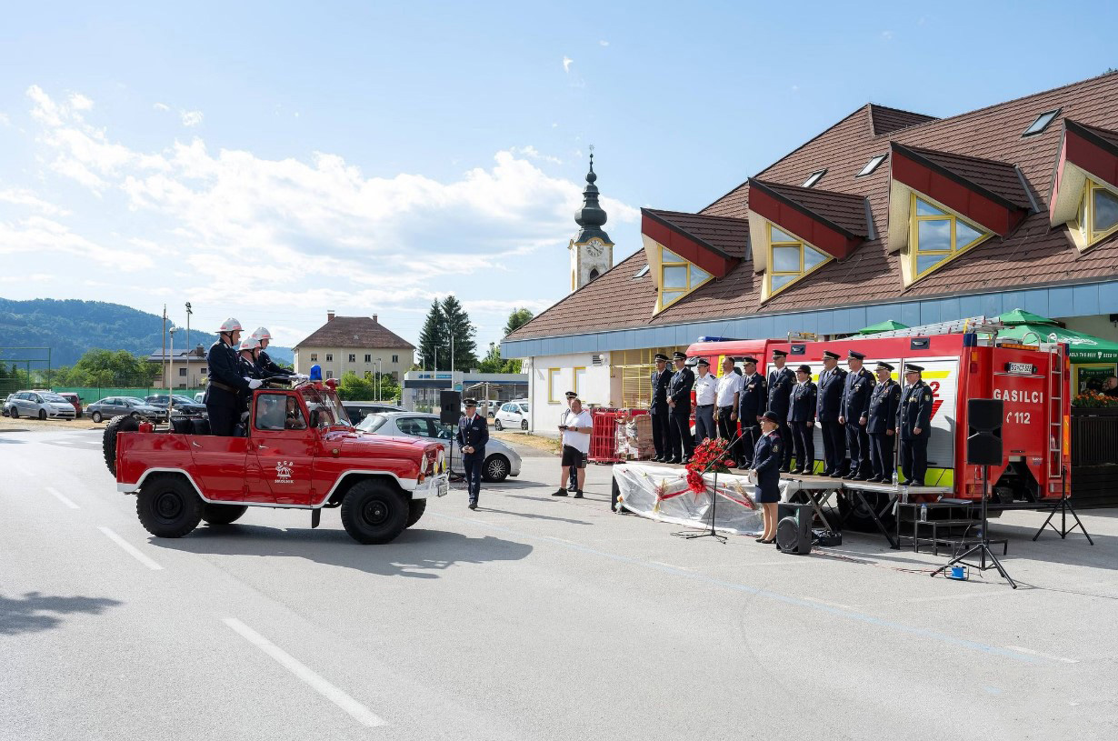 Slavnostna tribuna in pričetek parade.