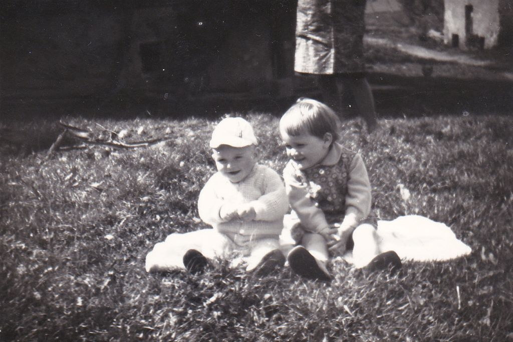 Z bratcem Matjažem na zelenici.