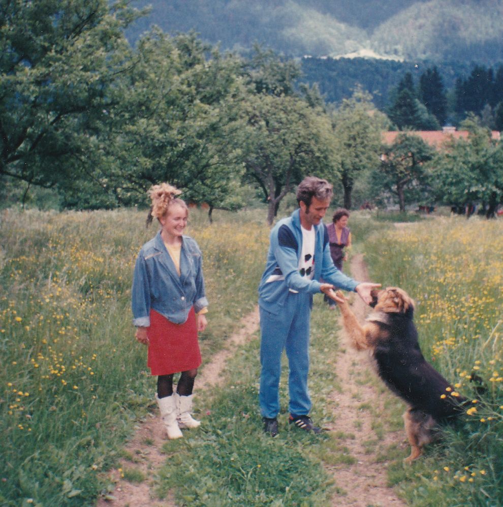Na sprehodu z očetom in mamo.